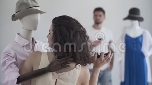 后景卷曲的女人和戴着帽子的男性模特跳舞而男人则在后台喝酒做梦视频的预览图