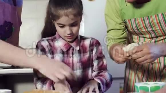 9岁的女孩在父亲的指导下揉面团视频的预览图