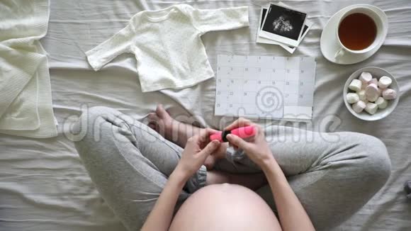 怀孕妇女的最高看法是在家庭日历上注明出生日期视频的预览图