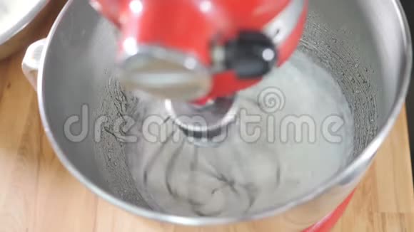 甜点烹饪用搅拌机缓慢搅拌白色奶油近距离混合机混合美味奶油制作视频的预览图