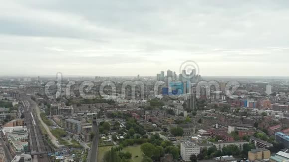 4k鸟瞰伦敦市区前往金丝雀码头视频的预览图