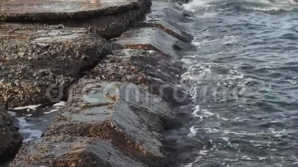 美丽的海浪撞击在黑海的海滩岩石上视频的预览图