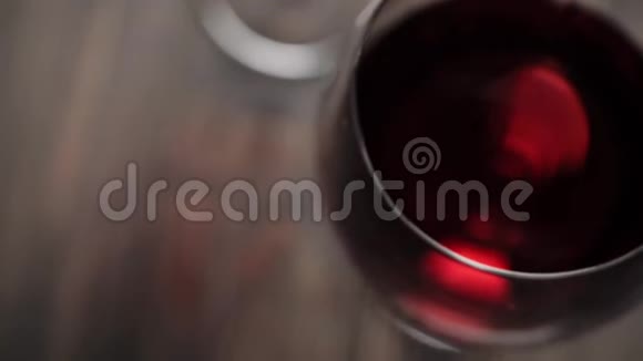 豪华红酒两杯带酒的酒杯由桌上美味的红葡萄制成摄像机向下移动慢动作视频的预览图