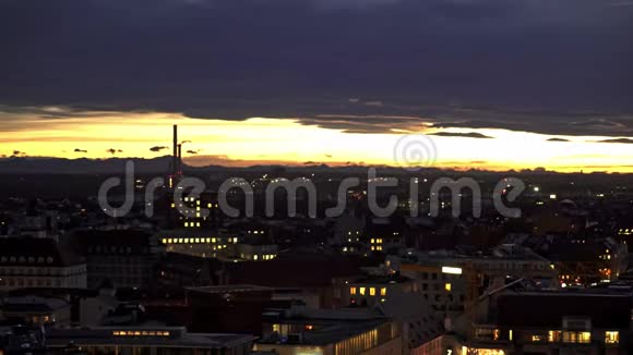 慕尼黑和圣彼得教堂钟楼的美丽景色实时中镜头2019年11月25日视频的预览图
