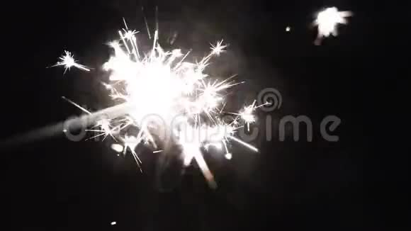 新年夜庆祝活动中火花在黑暗中燃烧视频的预览图