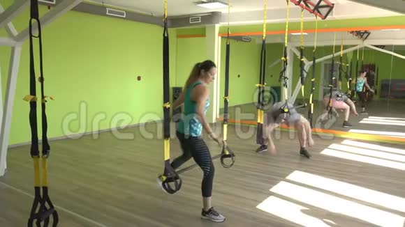 一个男人和一个女孩在健身房里做运动循环往复视频的预览图