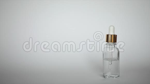 透明质酸滴从化妆品手上滴下来女人用白色背景搓钱视频的预览图