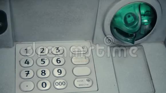 灰色自动取款机中闪烁的绿色插槽ATM机闪烁着绿色视频的预览图