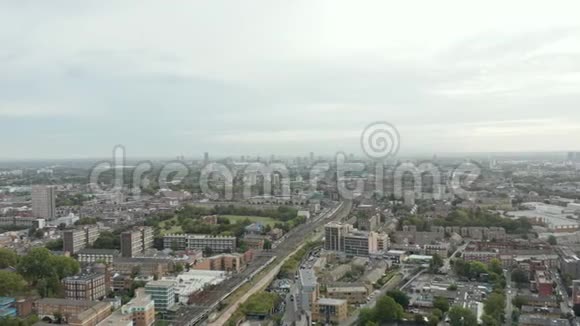 4k伦敦东景空中拍摄现代历史建筑视频的预览图