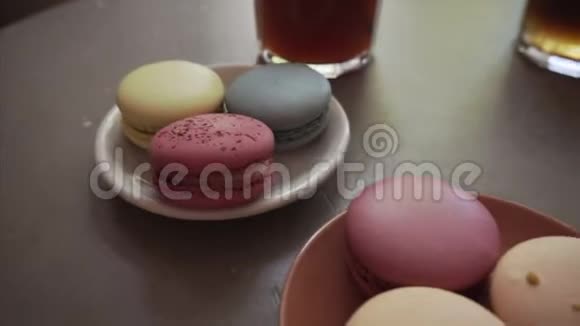 多种颜色的法国通心粉饼干盘子上有不同的填充物视频的预览图
