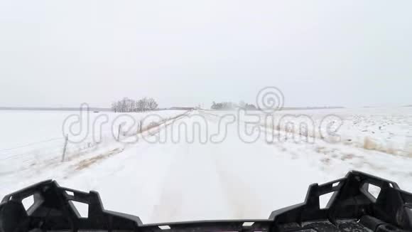 看着一辆并排ATV在一条雪道上的背影视频的预览图