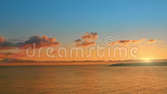 日出或日落海早晨时间冷静和浪漫的概念美丽的风景洁净的天空日出的橙色视频的预览图