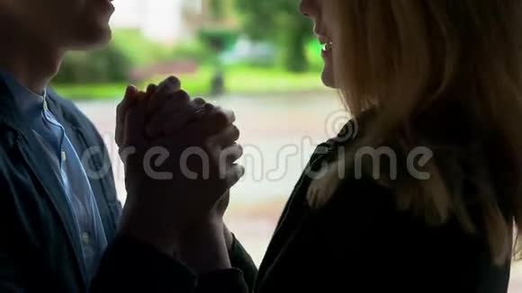 有爱的年轻夫妇在雨中快乐视频的预览图