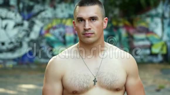 男性运动员训练后的肖像裸胸强壮的外观运动和动力视频的预览图