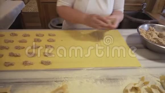 女人手工准备馄饨与肉馅一个传统的意大利菜视频的预览图