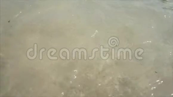 在美丽的沙质黑海海滩上的潮汐波视频的预览图