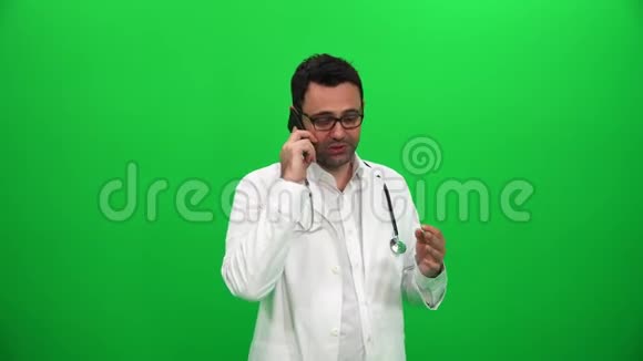 医生在打电话视频的预览图