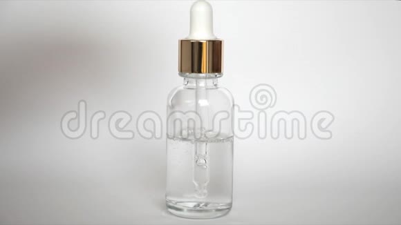 滴头玻璃瓶白色背景透明质酸美容血清视频的预览图