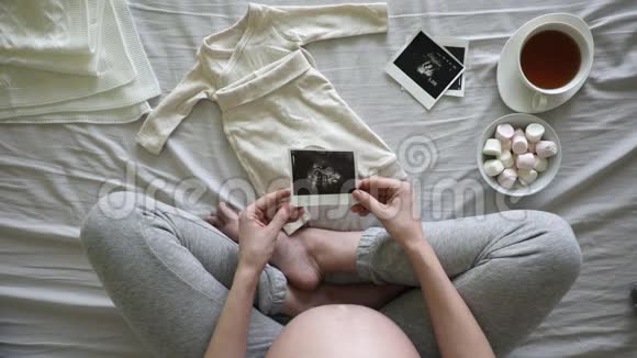 孕妇在看超声波扫描时触摸腹部的最佳视角视频的预览图