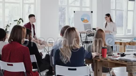 红色EPIC年轻美丽的黑发商务女性领导研讨会活动在现代时尚多民族办公室慢动作视频的预览图