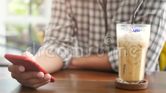4K人们在咖啡店使用移动智能手机在屏幕上使用手指触摸和滑动滑动滚动手势视频的预览图