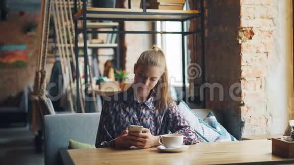 女性顾客用智能手机支付网上支付咖啡中的食物视频的预览图