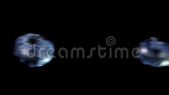 两颗蓝莓在黑色上飞行碰撞视频的预览图