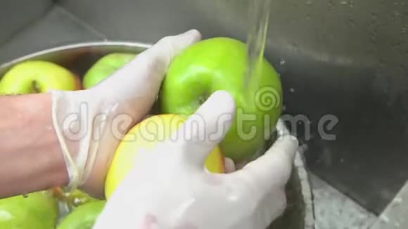 两个苹果被厨师手洗慢动作视频的预览图