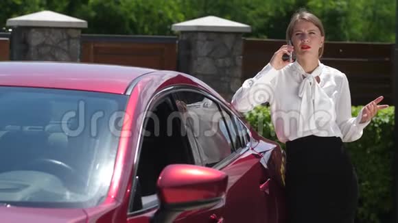 忙碌的女性在汽车旁通过电话讨论生意视频的预览图