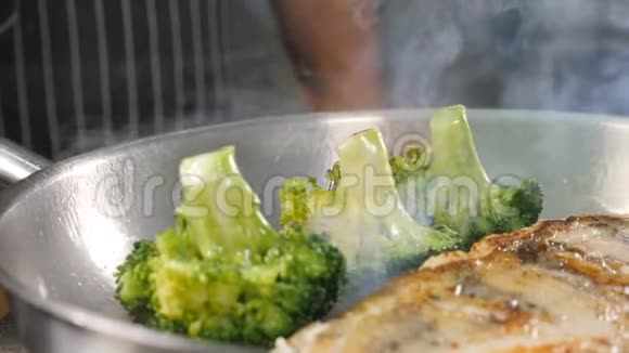 餐厅厨房烹饪过程的特写镜头厨师用煤气炉烧火同时煎上美味的鱼视频的预览图