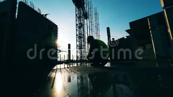 两个建筑工人在一个工地上从事金属建筑视频的预览图