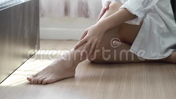 性感美女在卧室的膝盖和腿上涂抹保湿霜视频的预览图