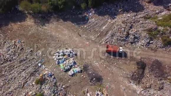 从自卸汽车的高度s到达垃圾填埋场进行拍摄空中摄影视频的预览图