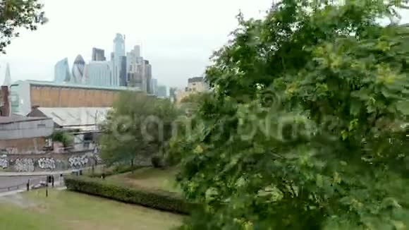 4k空中亮射攀登一棵树展现令人惊叹的伦敦城市景观视频的预览图