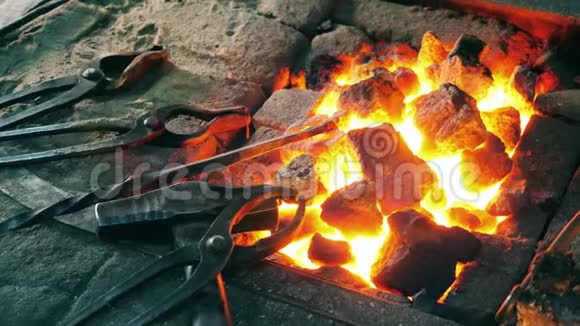 火附近的铁匠工具4K镜头视频的预览图