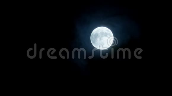 乌云笼罩着月亮进入黑暗视频的预览图