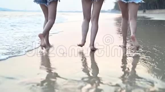 亚洲女人在海滩上奔跑暑假旅游泰国放松和娱乐视频的预览图
