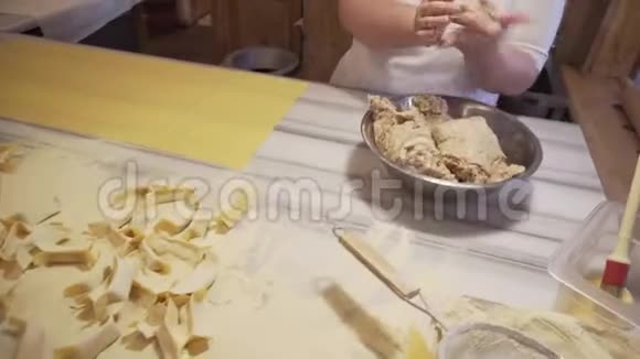 女厨师用碎肉手工准备馄饨传统意大利民族菜视频的预览图