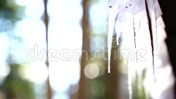 印度的悬浮单冰柱融化视频的预览图