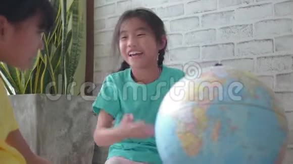 亚洲儿童学习地理视频的预览图