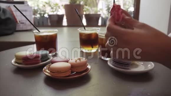 女孩吃美味的法国通心粉面包饼喝浓咖啡视频的预览图