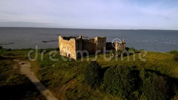 古老的破石城堡在海边满是天鹅视频的预览图