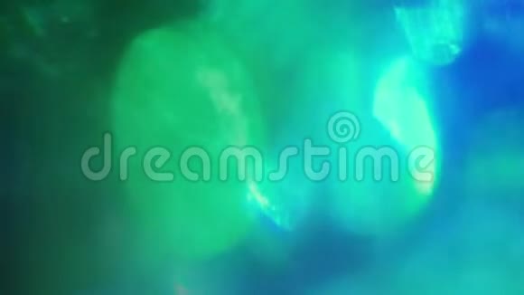 奇妙的自然光扭曲时髦的绿色和蓝色的bokeh背景光线泄漏视频的预览图