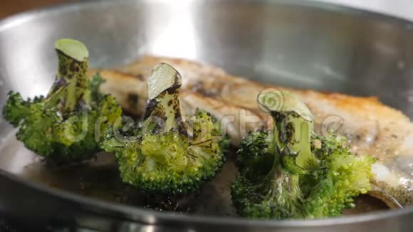 西兰花和鱼片在煎锅上慢慢煮熟美味的菜肴餐厅菜肴烹饪和服务视频的预览图