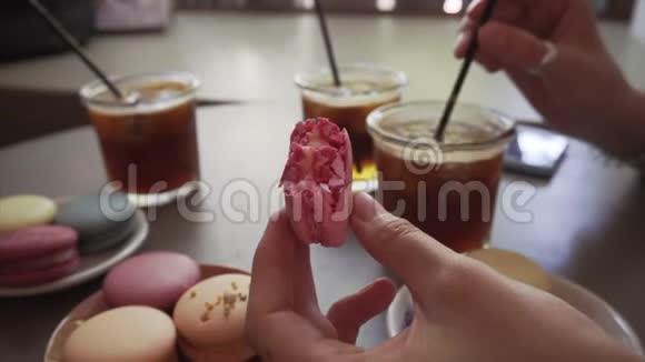 美食女孩吃法国通心粉喝冰咖啡饮料视频的预览图