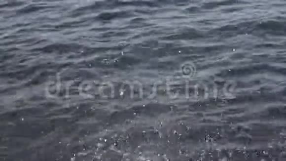 海浪在码头上溃散夏日时光慢动作120fps视频的预览图