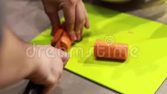 烹饪的手准备胡萝卜在砧板上有选择的焦点视频的预览图