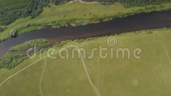 夏日乘飞机飞越一条风景如画的河流清澈的海水和针叶林视频的预览图