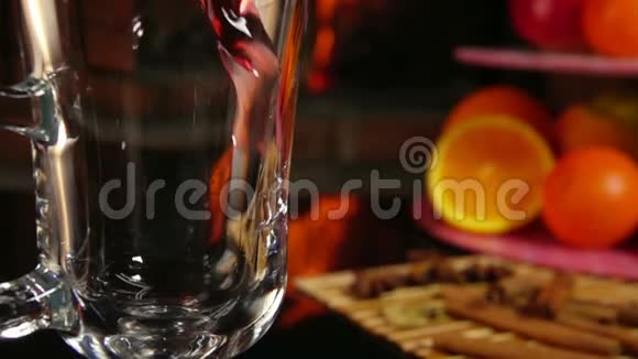 满是橘子的葡萄酒倒入玻璃杯中视频的预览图