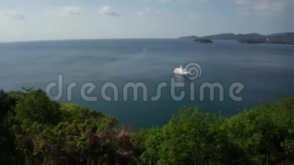 在普吉热带KataNoi海滩附近的海上豪华船的空中无人机景观视频的预览图